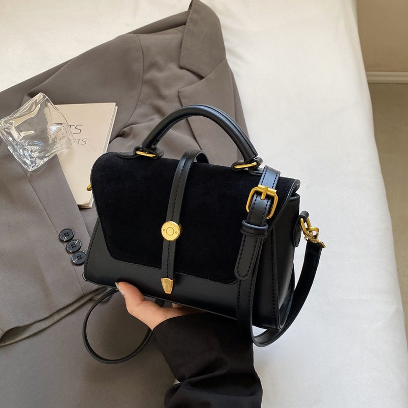 Women Bags Golden - 調節可能なストラップ付きのエレガントなフェイクハンドバッグ、ゴールドトーンの金具とフラップクロージャー - 女性向けのトレンディな通勤用ホーボークロスボディバッグ