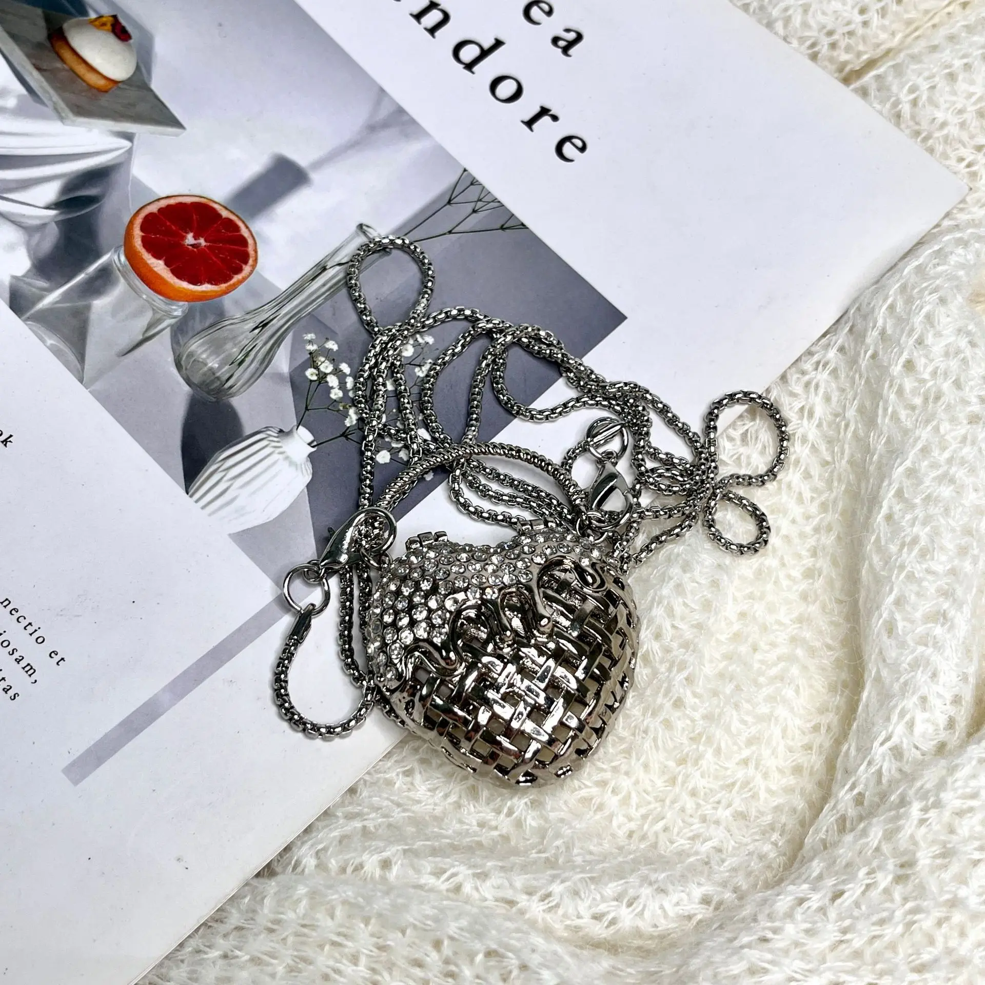 Women Bags Mini - 女性のためのハート型のディナーバッグ,ファッショナブルなメタルスタイルのショルダーバッグ,ミニアクセサリー,デザイナー,透かし彫り