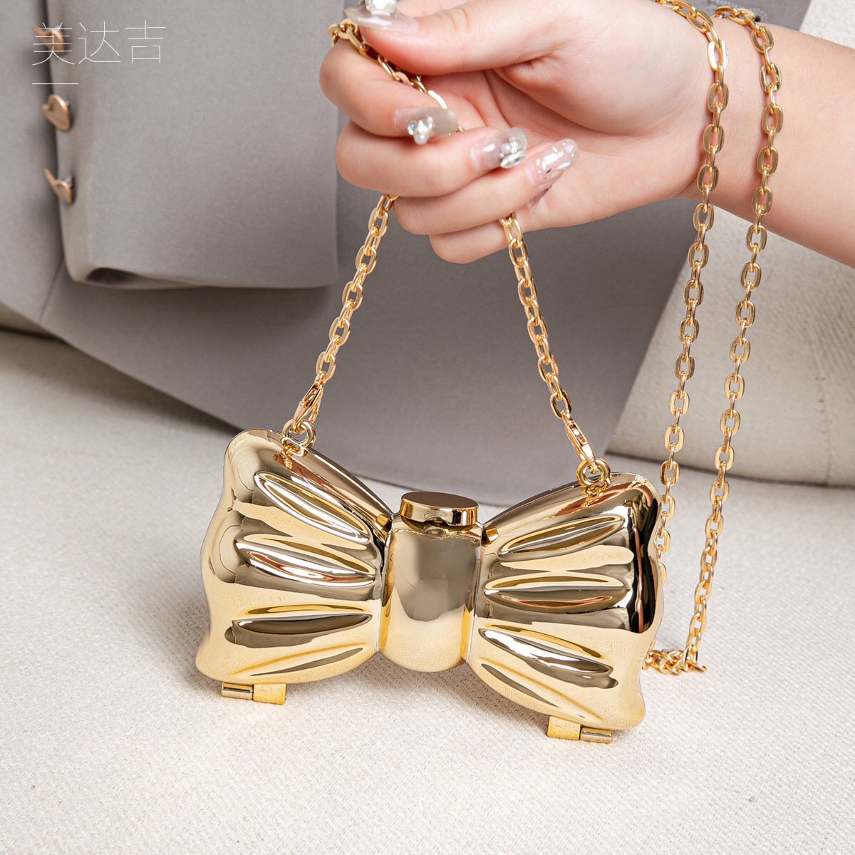 光沢のあるゴールドメタルの弓型ミニクラッチバッグ、ハードケー - Mini Purse Chain のレビューと価格