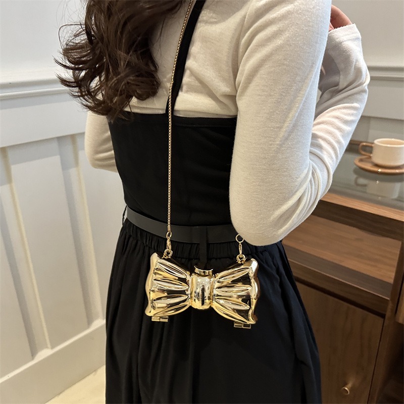光沢のあるゴールドメタルの弓型ミニクラッチバッグ、ハードケー - Mini Purse Chain のレビューと価格