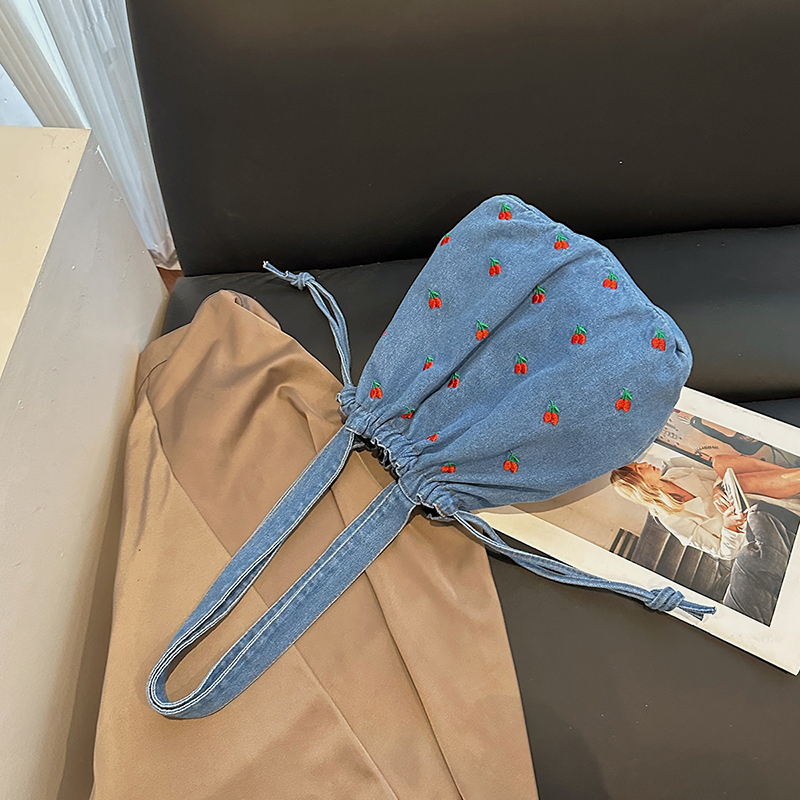 チェリー刺繍デニム巾着バケットバッグ女性軽量ショルダーハンド - Women Bags Jeans のレビューと価格