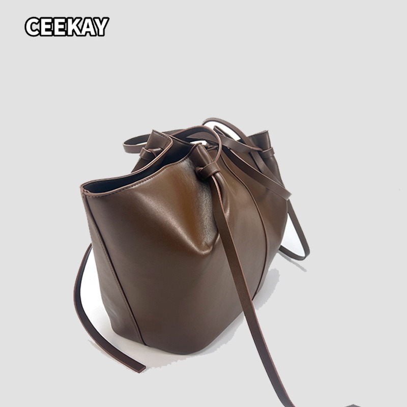 ファッション大容量台形女性ショルダーバッグデザイナーメタルロ - Women'S Tote Bags Designer のレビューと価格