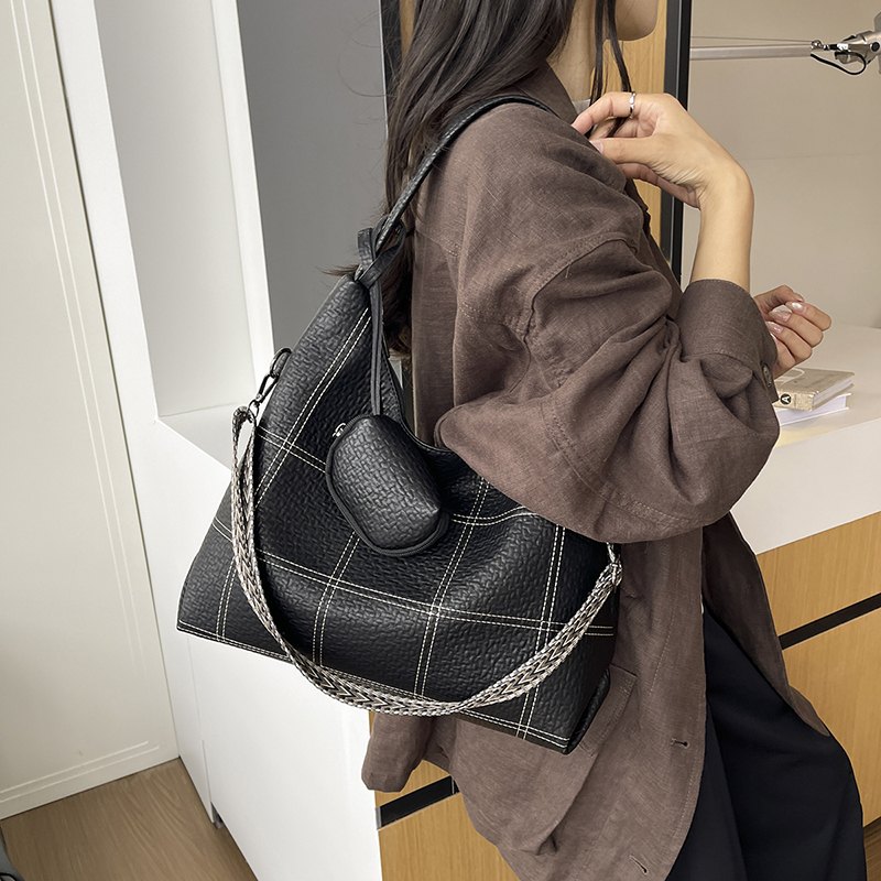 大容量女性用ホーボートートバッグ ブラック コントラストステ - Women Bags In Amazon のレビューと価格